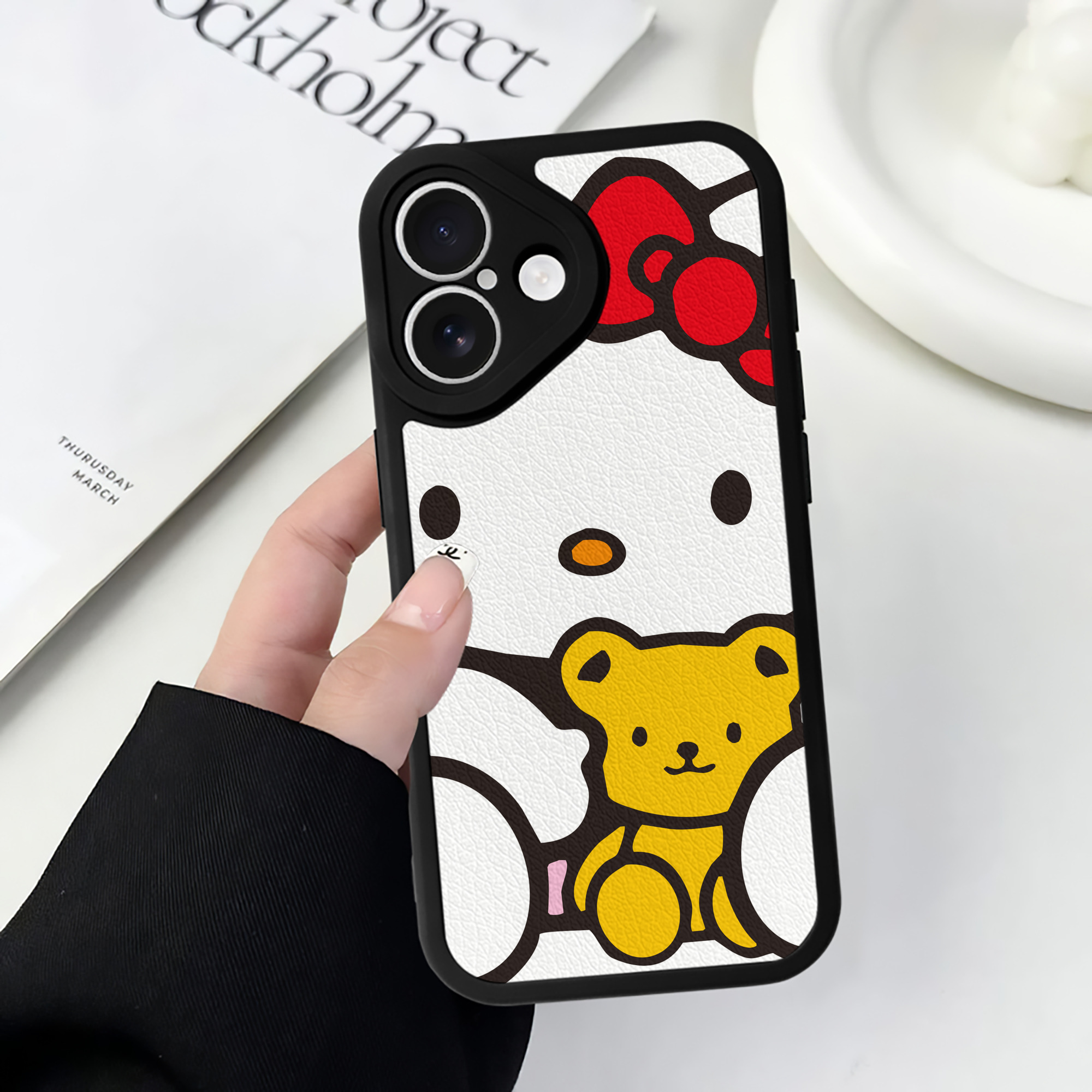 （画像用） Hello Kitty ハローキティ 【iPhone 16シリーズ対応】シリコンスマホケース（レザー調） 材質：シリコン